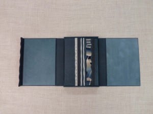 Libro en Piel azul de Búfalo con aplicaciones